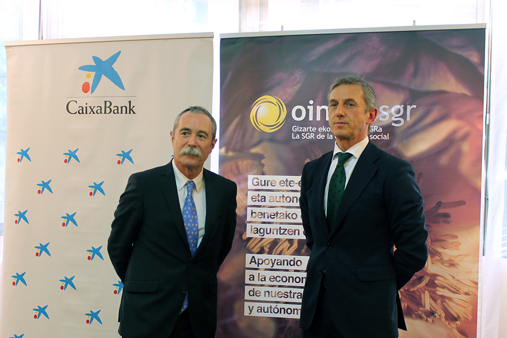 Pío Aguirre (Oinarri) y Juan Pedro Badiola (Caixabank) tras la firma del acuerdo